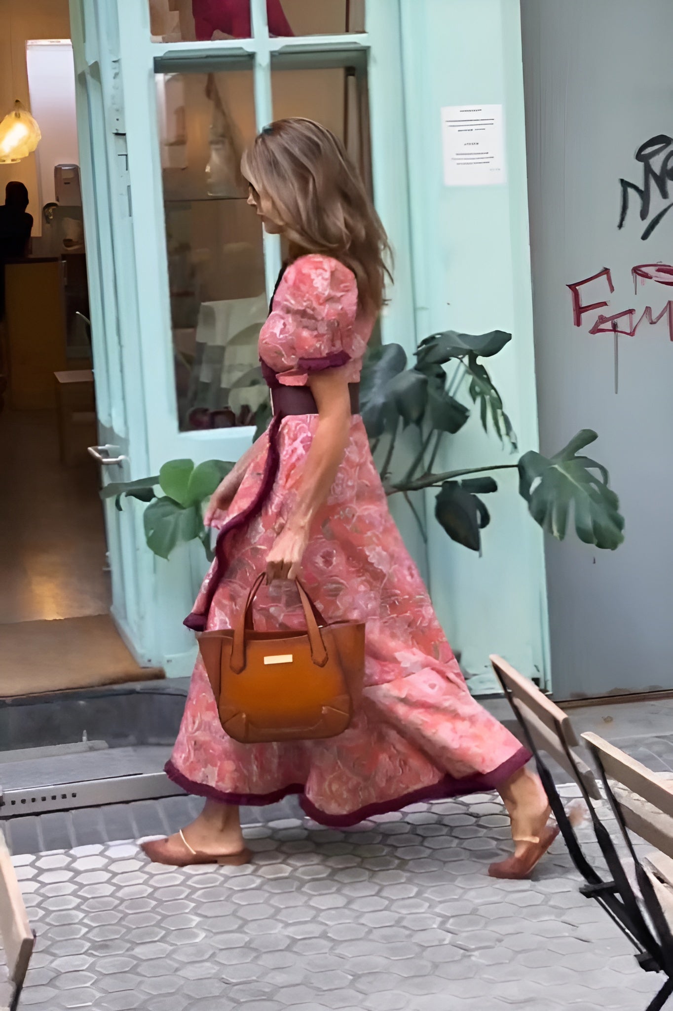 Mavi | Elegancka Różowa Sukienka Maxi z Krótkim Rękawem