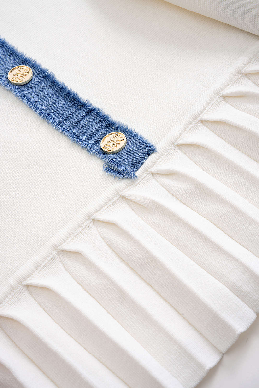 Kyriaki | Dzianinowa Metaliczna Sukienka z Guzikami bez Rękawów