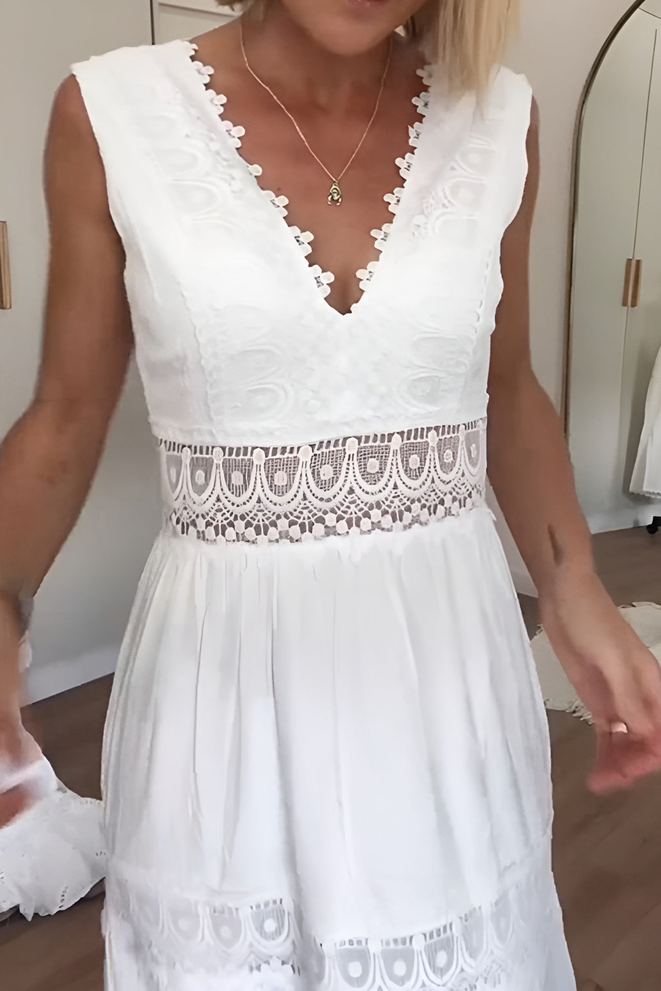 Charlotte | Sukienka z koronką ręcznie robioną i dekoltem w kształcie litery V