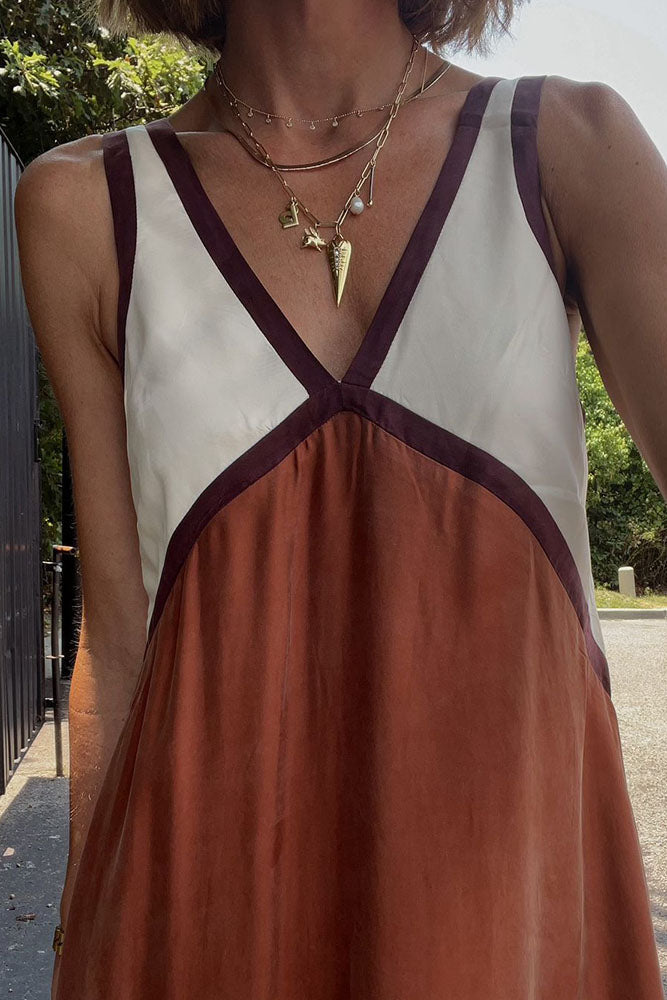 Novee | Lekka sukienka maxi z dekoltem w serek