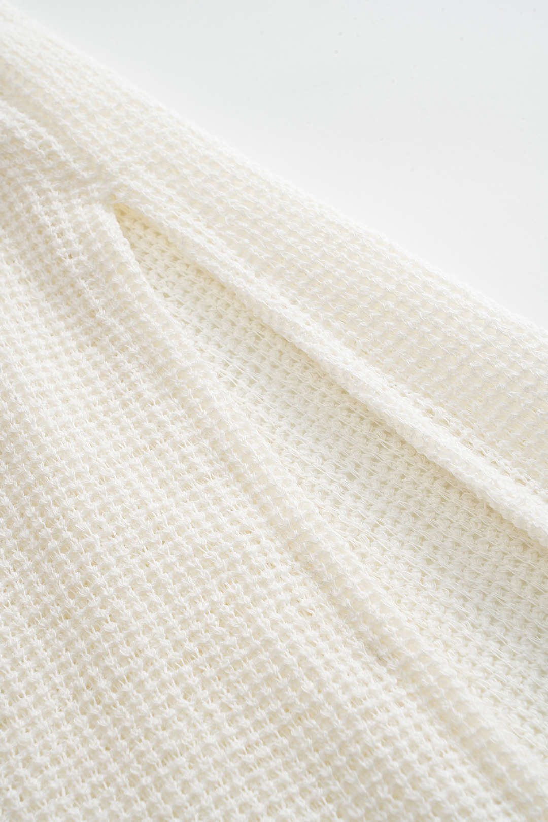 Ismene | Pleciony crop top z wycięciami i spódnica z rozcięciem