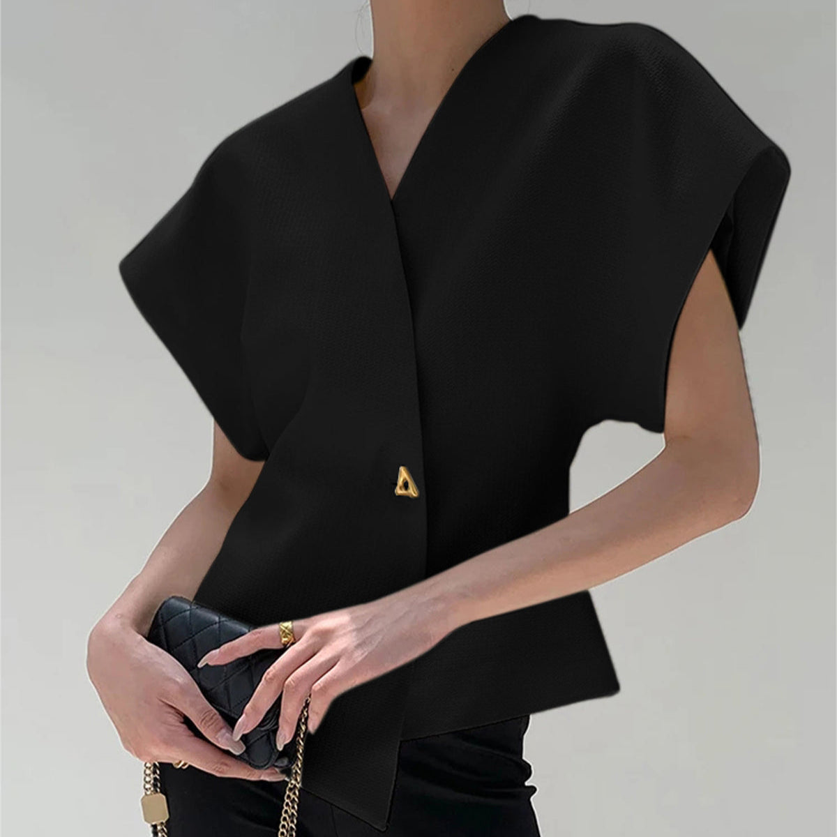 Lia | Modna bluzka z dekoltem w serek i guzikami