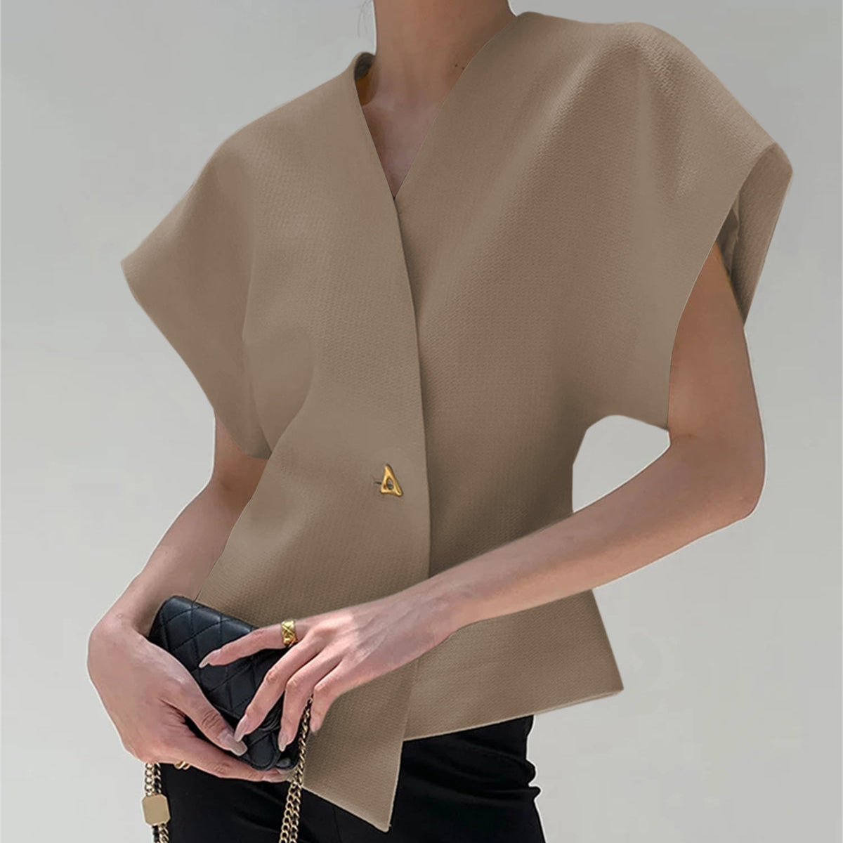 Lia | Modna bluzka z dekoltem w serek i guzikami