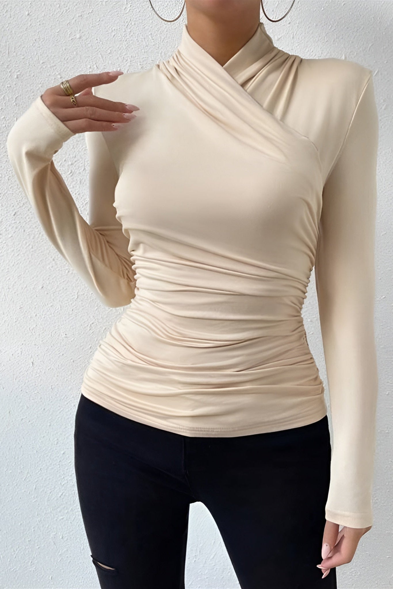 Penelope | T-shirt z plisowanym dekoltem