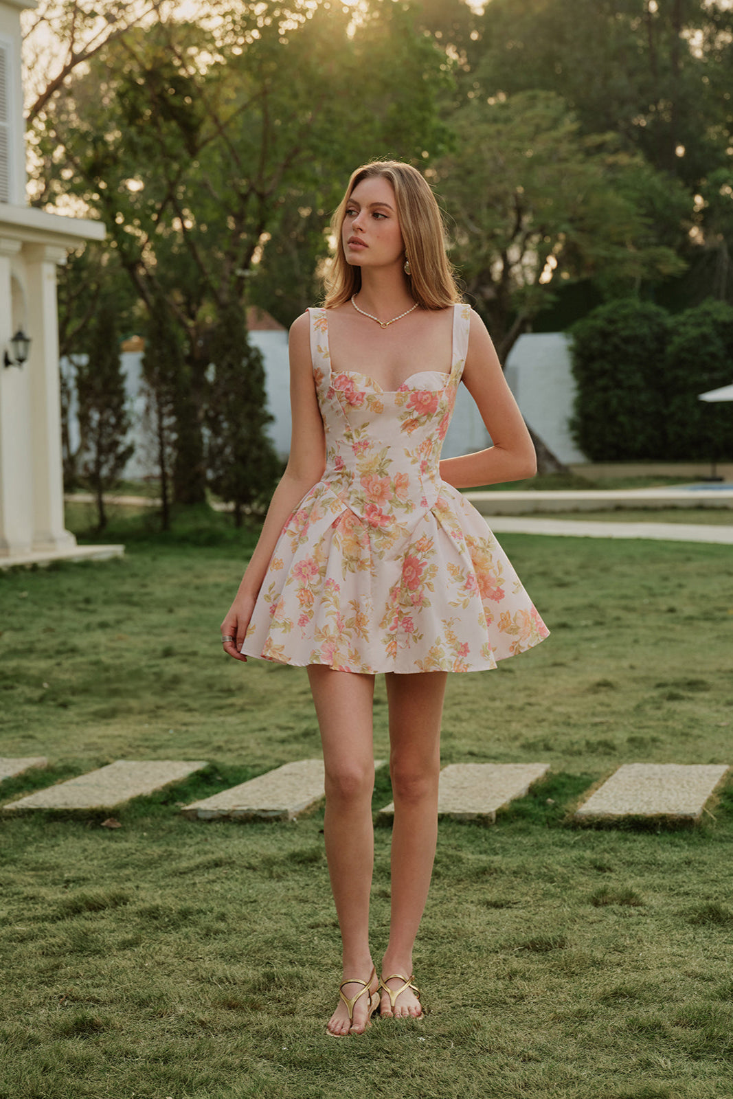 Athena | Sukienka Mini bez Rękawów z Kwiatowym Wzorem