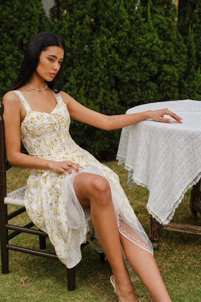 Sienna | Sukienka midi z kwiatowym koronkowym wykończeniem i wiązaniem z przodu