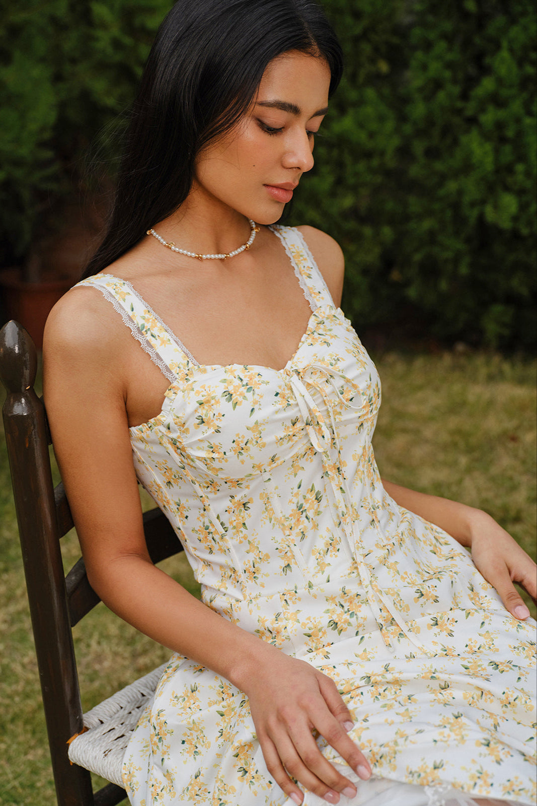 Sienna | Sukienka midi z kwiatowym koronkowym wykończeniem i wiązaniem z przodu