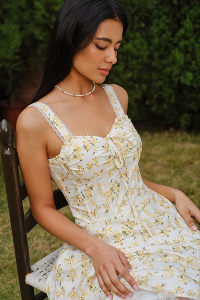 Sienna | Sukienka midi z kwiatowym koronkowym wykończeniem i wiązaniem z przodu