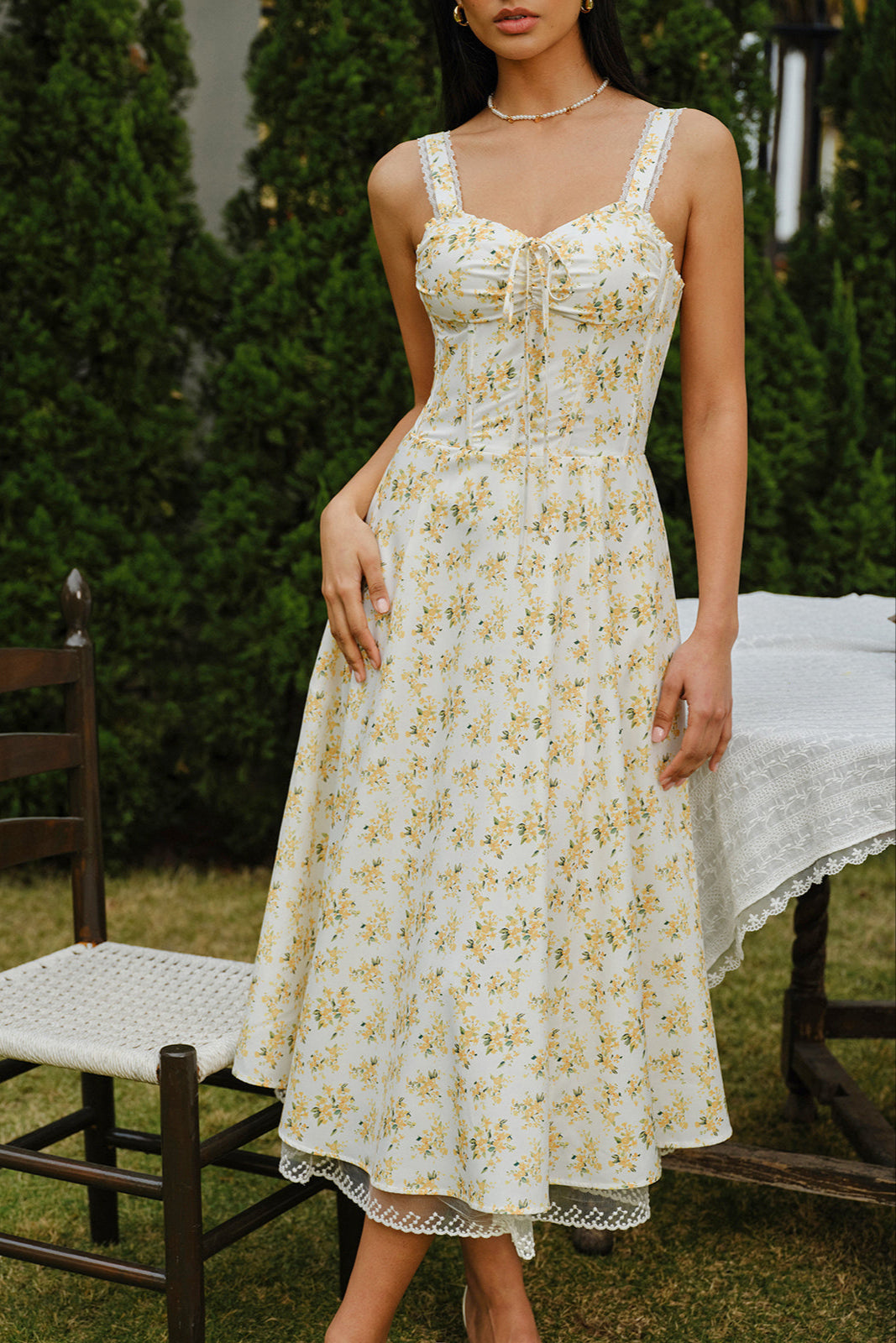 Sienna | Sukienka midi z kwiatowym koronkowym wykończeniem i wiązaniem z przodu