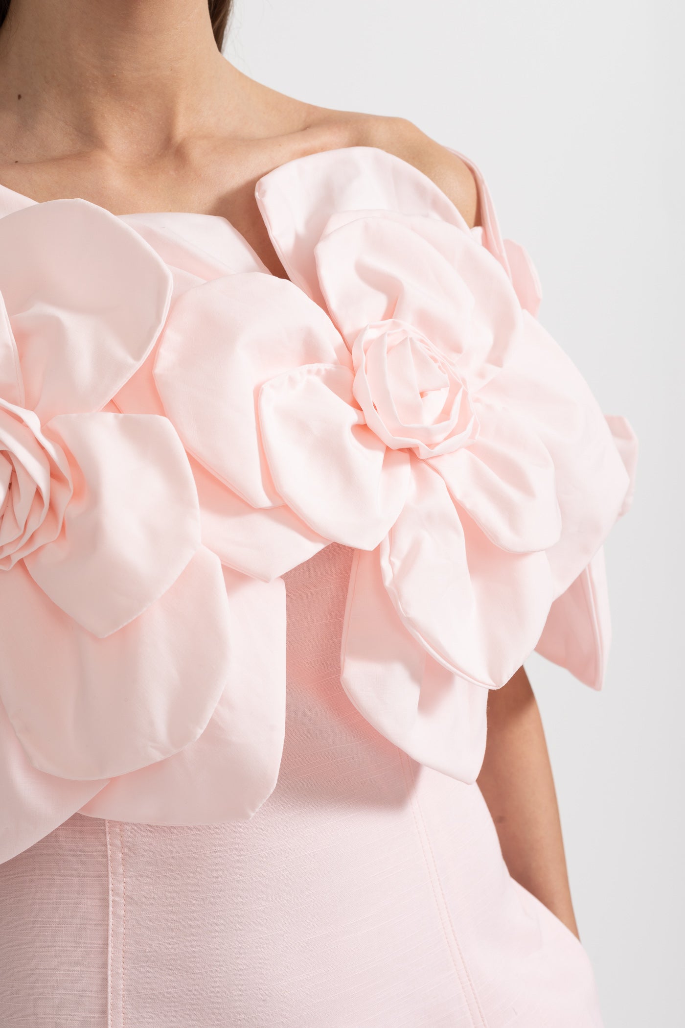 Herbata | Sukienka Midi Bez Ramiączek z Dużymi Kwiatowymi Akcentami z Tkaniny