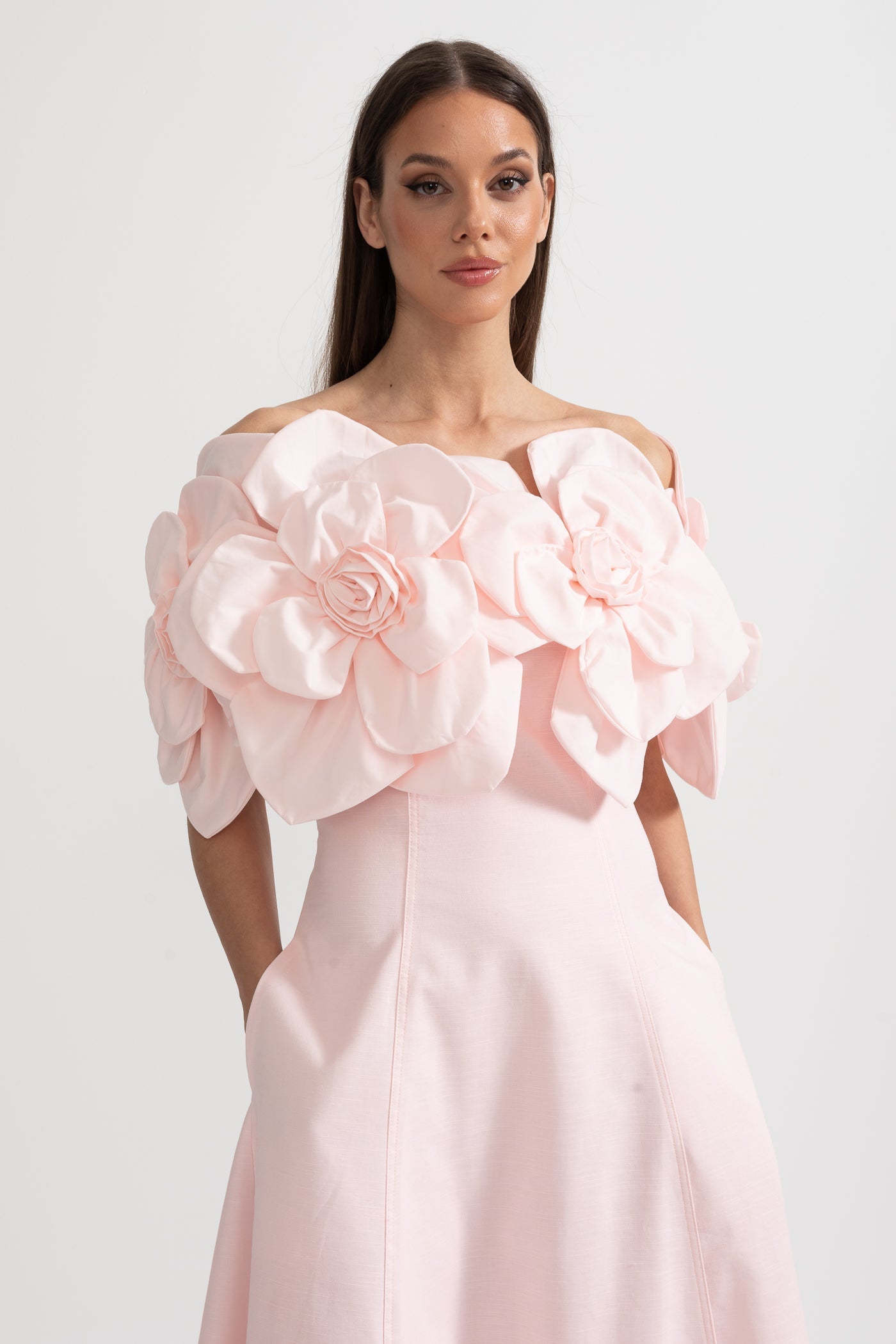 Sukienka Midi Bez Ramiączek z Dużymi Kwiatowymi Akcentami z Tkaniny