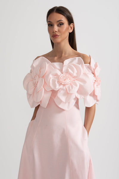 Sukienka Midi Bez Ramiączek z Dużymi Kwiatowymi Akcentami z Tkaniny