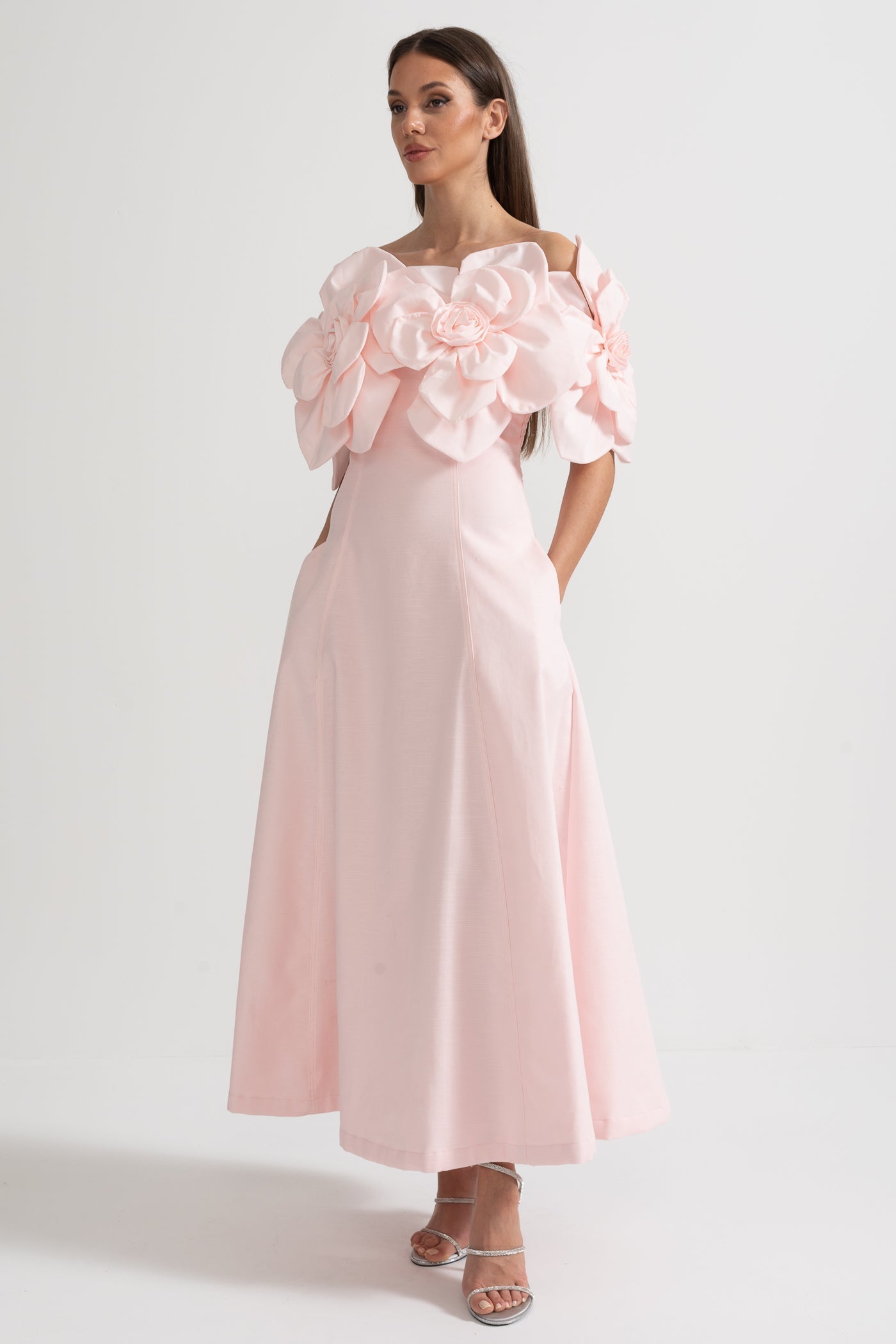 Sukienka Midi Bez Ramiączek z Dużymi Kwiatowymi Akcentami z Tkaniny