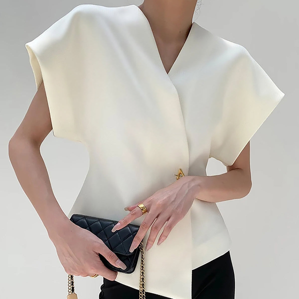 Lia | Modna bluzka z dekoltem w serek i guzikami