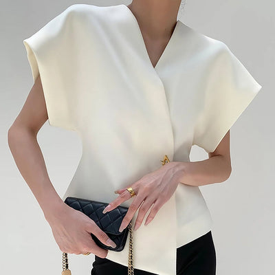 Lia | Modna bluzka z dekoltem w serek i guzikami