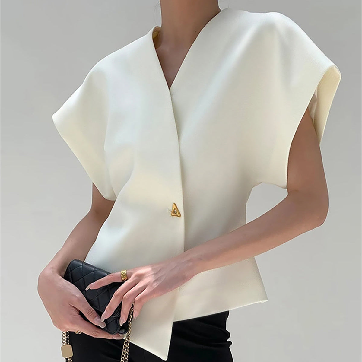 Lia | Modna bluzka z dekoltem w serek i guzikami