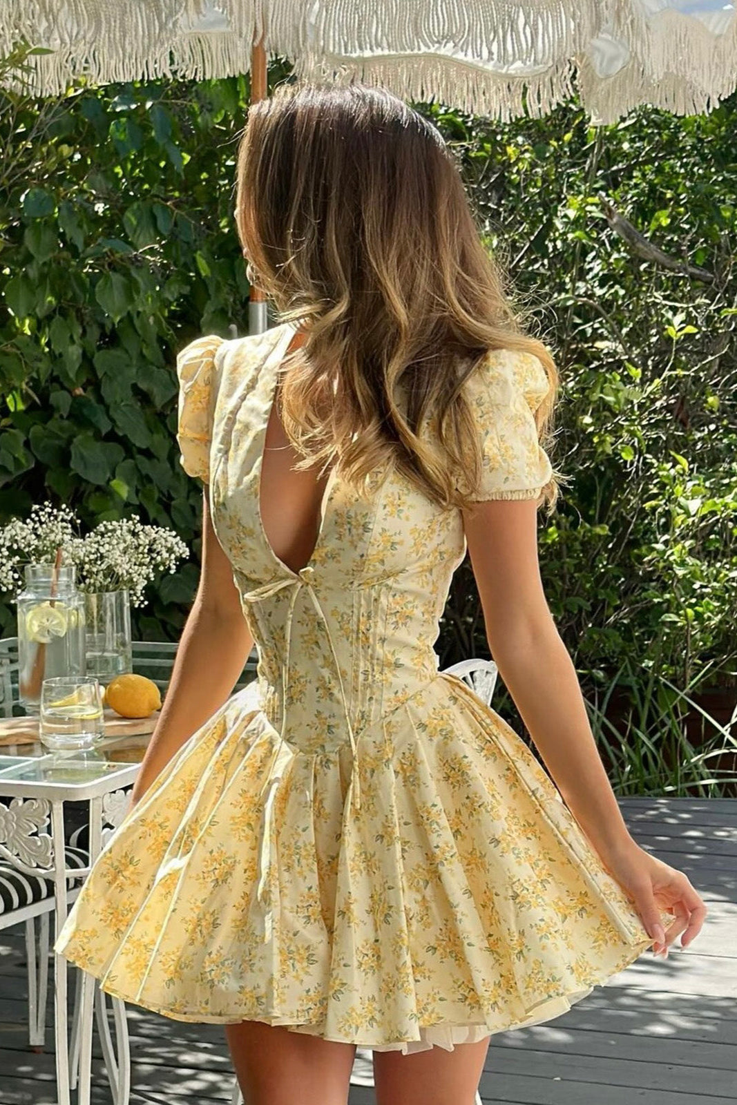 Nayara | Sukienka mini z kwiatowym nadrukiem i wąskim dekoltem