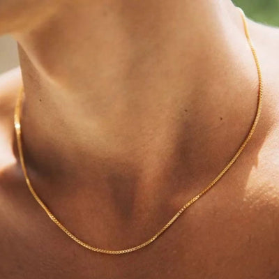 Złoty łańcuszek box – stylowy dodatek