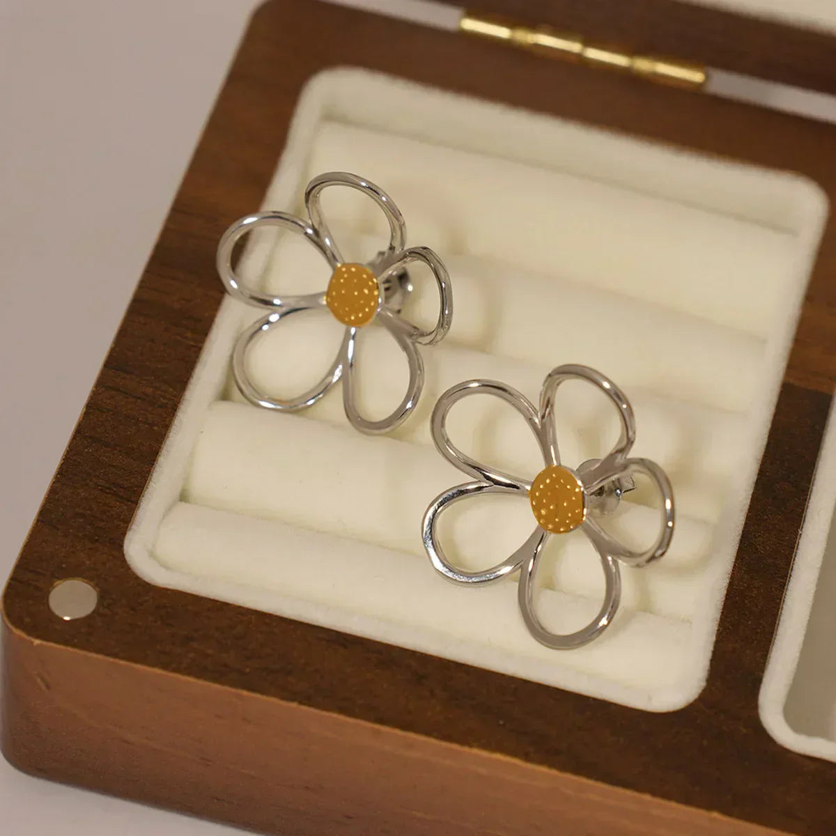 Kolczyki Sunbound ze srebra sterlingowego – wzór w kształcie płatków kwiatów