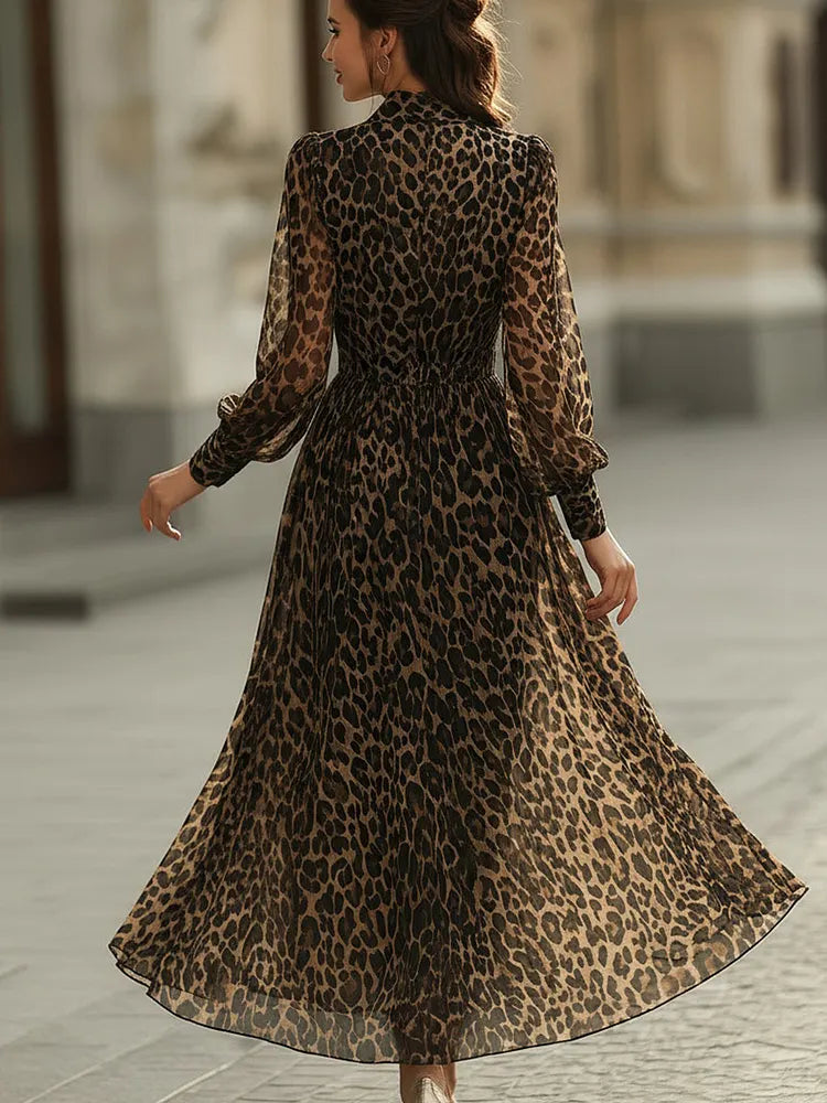 Bella | Midi dress with leopard print and long sleeves
