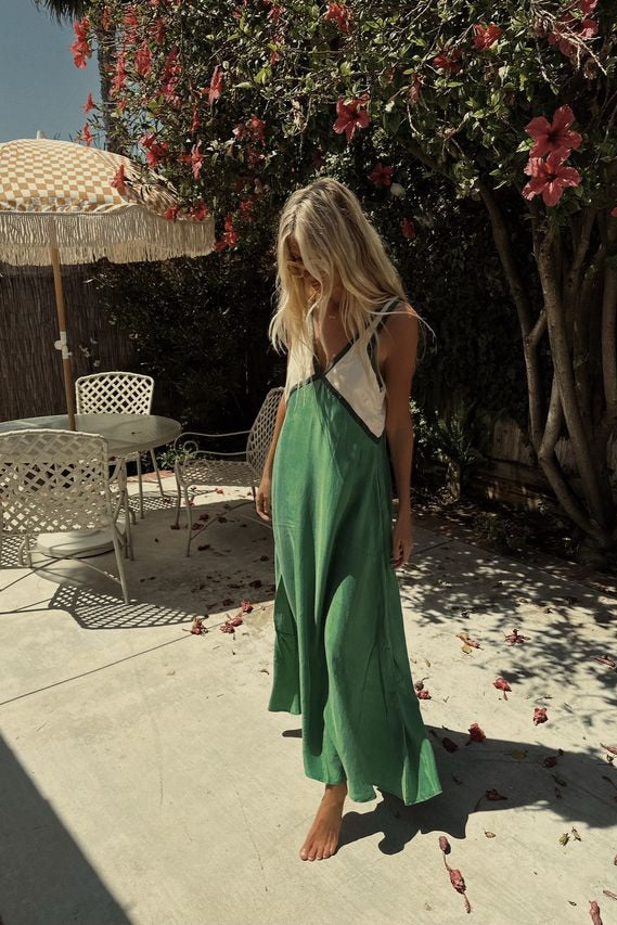 Novee | Lekka sukienka maxi z dekoltem w serek